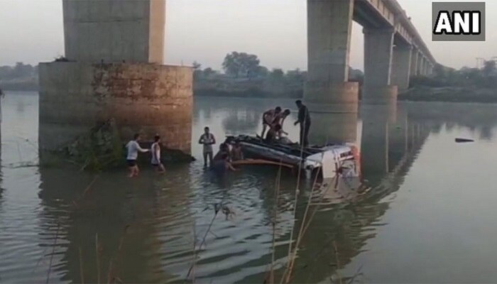 నదిలో పడ్డ బస్సు.. 12 మంది మృతి