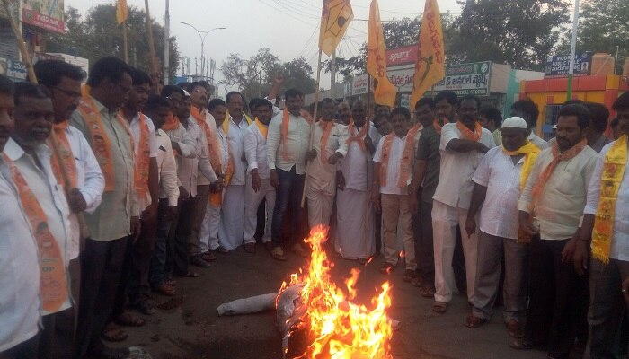 టీడీపీ నిరసనల్లో అపశ్రుతి; మంటల్లో చిక్కుకొని గాయాలపాలైన టీడీపీ నేత