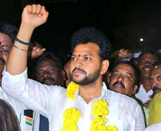 విశాఖ రైల్వేజోన్ కోసం టీడీపీ ఎంపీ దీక్ష విశాఖ రైల్వేజోన్ కోసం టీడీపీ ఎంపీ దీక్ష