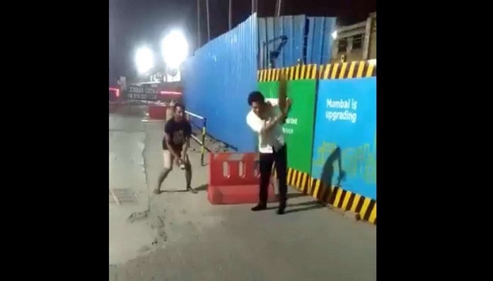 వీడియో: ముంబైలో గల్లీ క్రికెట్ ఆడిన సచిన్ వీడియో: ముంబైలో గల్లీ క్రికెట్ ఆడిన సచిన్
