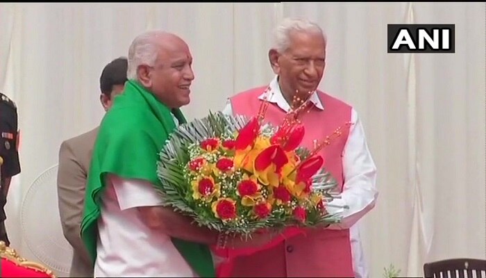 కాషాయం కోటు ధరించిన గవర్నర్.. కాషాయం కోటు ధరించిన గవర్నర్..