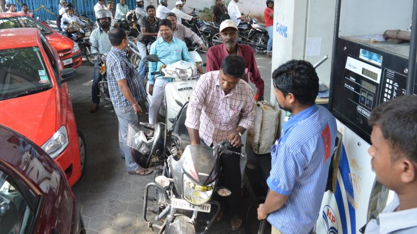లీటర్ పెట్రోల్ రూ.25 తగ్గించవచ్చు.. ఎలానో చెప్పిన చిదంబరం లీటర్ పెట్రోల్ రూ.25 తగ్గించవచ్చు.. ఎలానో చెప్పిన చిదంబరం