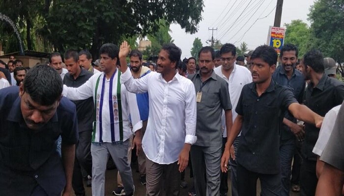 జగన్ పాదయాత్రలో అపశ్రుతి జగన్ పాదయాత్రలో అపశ్రుతి