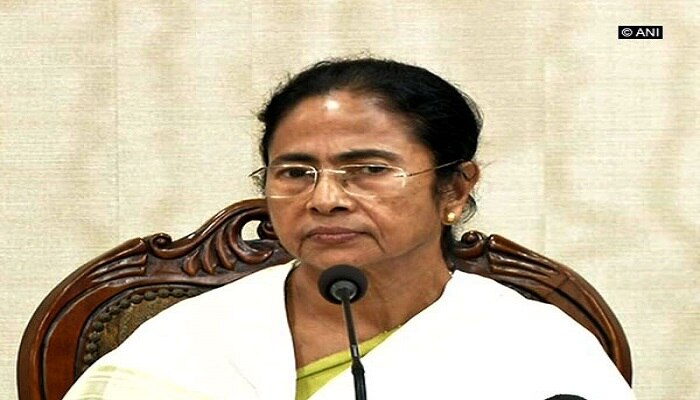 విభజించు-పాలించు అనే సూత్రాన్ని బీజేపీని అమలు చేస్తోంది: మమతా బెనర్జీ విభజించు-పాలించు అనే సూత్రాన్ని బీజేపీని అమలు చేస్తోంది: మమతా బెనర్జీ