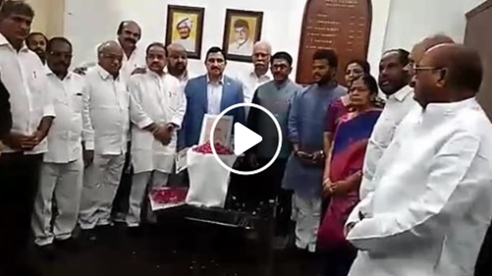 కరుణానిధికి నివాళులర్పించిన టీడీపీ ఎంపీలు కరుణానిధికి నివాళులర్పించిన టీడీపీ ఎంపీలు