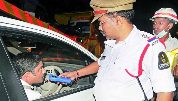 ఇక నుంచి డ్రంక్ అండ్ డ్రైవ్ తనిఖీల్లో ఆర్మ్డ్ ఫోర్స్ ఇక నుంచి డ్రంక్ అండ్ డ్రైవ్ తనిఖీల్లో ఆర్మ్డ్ ఫోర్స్