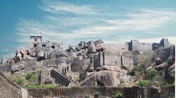 గోల్కొండ ఫోర్ట్ గోడపైకి ఎక్కి దూకిన ప్రేమ జంట