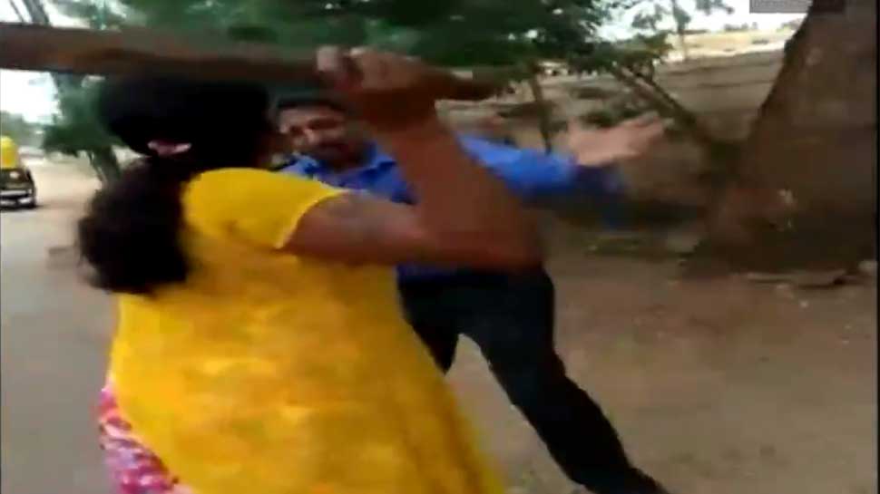 కోరిక తీర్చమన్న మేనేజర్: చెప్పుతో కొట్టిన మహిళ కోరిక తీర్చమన్న మేనేజర్: చెప్పుతో కొట్టిన మహిళ
