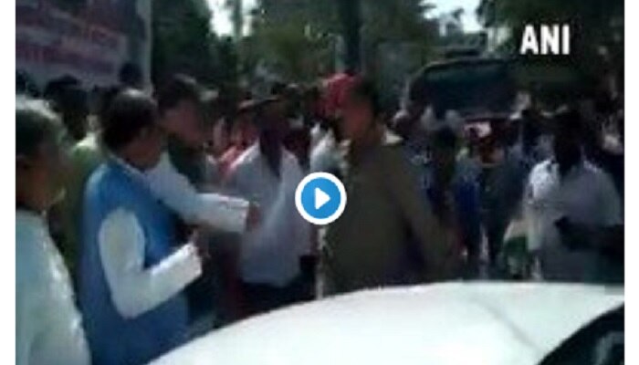 వీడియో: మంత్రి కాళ్లు మొక్కి, క్షమాపణ చెప్పిన పోలీసు వీడియో: మంత్రి కాళ్లు మొక్కి, క్షమాపణ చెప్పిన పోలీసు