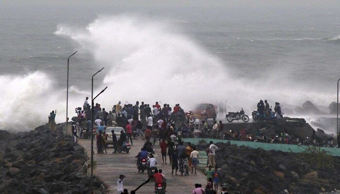 భయపెడుతున్న పెథాయ్ తుఫాన్ : అల్లకల్లోలంగా మారిన సముద్రం.. పలు ప్రాంతాల్లో భారీ వర్షాలు! భయపెడుతున్న పెథాయ్ తుఫాన్ : అల్లకల్లోలంగా మారిన సముద్రం.. పలు ప్రాంతాల్లో భారీ వర్షాలు!