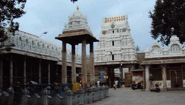 తిరుపతి ఆలయంలో బంగారు కిరీటాలు మాయం : చోరీ చేసిందెవరు ? తిరుపతి ఆలయంలో బంగారు కిరీటాలు మాయం : చోరీ చేసిందెవరు ?