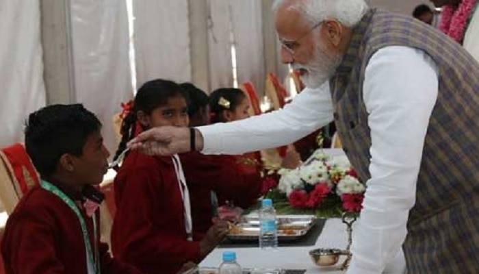 బృందావన్లో ప్రధాని పర్యటన; భోజనం వడ్డించిన మోడీ బృందావన్లో ప్రధాని పర్యటన; భోజనం వడ్డించిన మోడీ