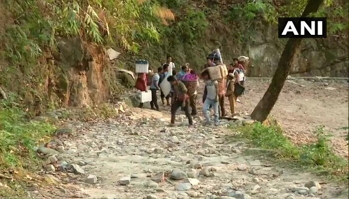 పోలింగ్ బూత్కి వెళ్లడానికి కొండల మధ్య 5 కిమీ నడిచిన సిబ్బంది పోలింగ్ బూత్కి వెళ్లడానికి కొండల మధ్య 5 కిమీ నడిచిన సిబ్బంది