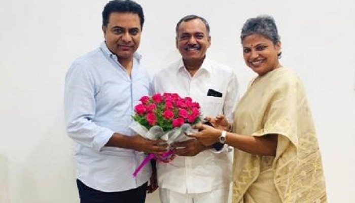కాంగ్రెస్ పార్టీకి షాక్ ఇచ్చిన గండ్ర.. కేటీఆర్ని కలిసిన గండ్ర దంపతులు కాంగ్రెస్ పార్టీకి షాక్ ఇచ్చిన గండ్ర.. కేటీఆర్ని కలిసిన గండ్ర దంపతులు