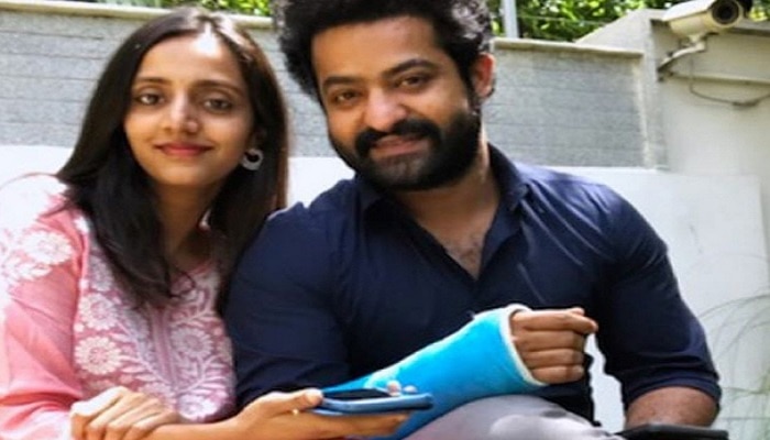 ఎన్టీఆర్ చేతికి మళ్లీ ఏమైంది ? ఎన్టీఆర్ చేతికి మళ్లీ ఏమైంది ?
