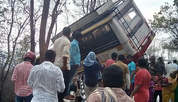 తిరుమలలొ రోడ్డుప్రమాదం; బస్సు బోల్తా, భక్తులకు గాయాలు తిరుమలలొ రోడ్డుప్రమాదం; బస్సు బోల్తా, భక్తులకు గాయాలు
