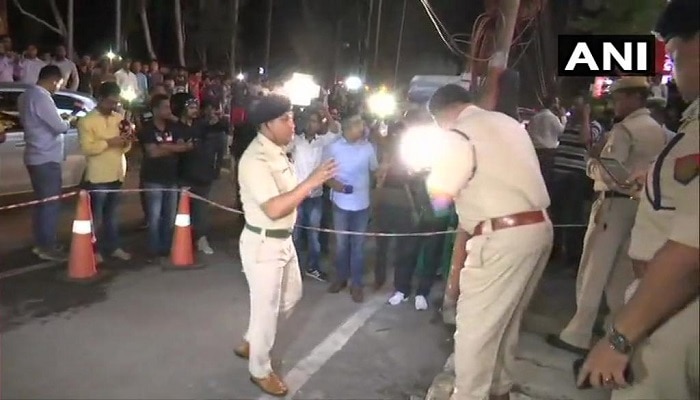 గువహటి షాపింగ్ మాల్ వెలుపల పేలుడు.. ఇద్దరి మృతి, ఆరుగురికి గాయాలు గువహటి షాపింగ్ మాల్ వెలుపల పేలుడు.. ఇద్దరి మృతి, ఆరుగురికి గాయాలు