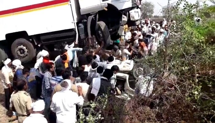 ఘోర రోడ్డు ప్రమాదంలో 13 మంది మృతి, ముగ్గురికి తీవ్ర గాయాలు ఘోర రోడ్డు ప్రమాదంలో 13 మంది మృతి, ముగ్గురికి తీవ్ర గాయాలు