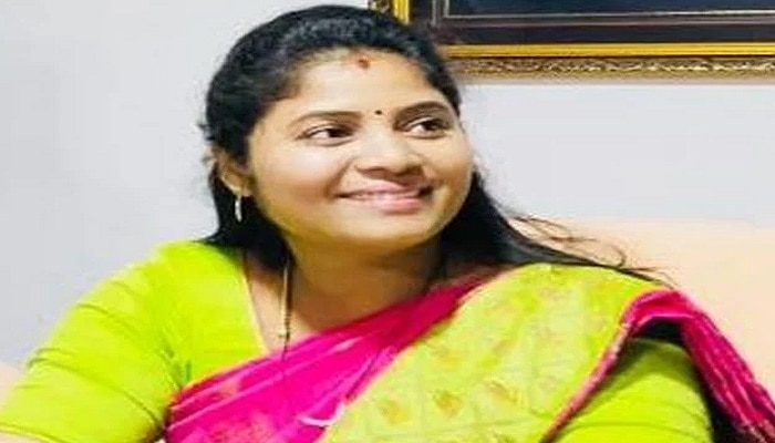 డిప్యూటీ సీఎం పుష్ప శ్రీవాణికి తప్పిన ప్రమాదం !! డిప్యూటీ సీఎం పుష్ప శ్రీవాణికి తప్పిన ప్రమాదం !!