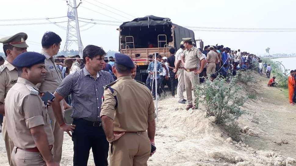 కాలువలో పడిన పెళ్లి వ్యాన్; 22 మంది సురక్షితం, ఏడుగురు చిన్నారుల మిస్సింగ్ కాలువలో పడిన పెళ్లి వ్యాన్; 22 మంది సురక్షితం, ఏడుగురు చిన్నారుల మిస్సింగ్