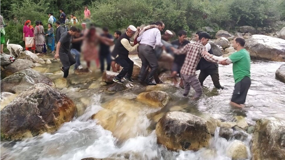 బస్సు లోయలో పడి 20 మంది మృతి, 30 మందికి గాయాలు బస్సు లోయలో పడి 20 మంది మృతి, 30 మందికి గాయాలు