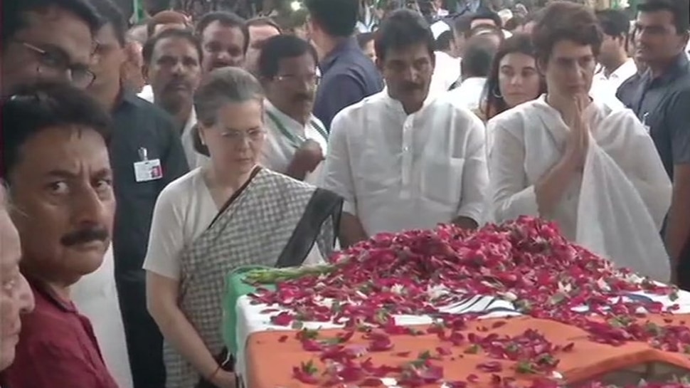 కాంగ్రెస్ కార్యాలయం నుంచి నిగంబోధ్ ఘాట్కి షీలా దీక్షిత్ పార్థివదేహం కాంగ్రెస్ కార్యాలయం నుంచి నిగంబోధ్ ఘాట్కి షీలా దీక్షిత్ పార్థివదేహం