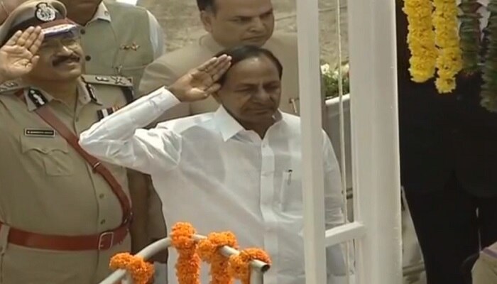 గోల్కొండ కోటపై జాతీయ జెండాను ఆవిష్కరించిన సీఎం కేసీఆర్ గోల్కొండ కోటపై జాతీయ జెండాను ఆవిష్కరించిన సీఎం కేసీఆర్