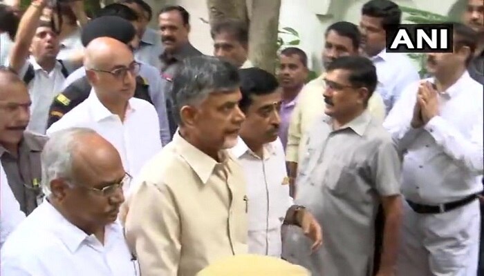 అరుణ్ జైట్లీ పార్థివదేహానికి నివాళి అర్పించిన చంద్రబాబు అరుణ్ జైట్లీ పార్థివదేహానికి నివాళి అర్పించిన చంద్రబాబు