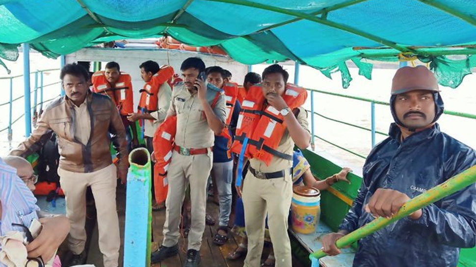 61 మందితో ప్రయాణిస్తోన్న బోటు తిరగబడి 12 మంది మృతి 61 మందితో ప్రయాణిస్తోన్న బోటు తిరగబడి 12 మంది మృతి