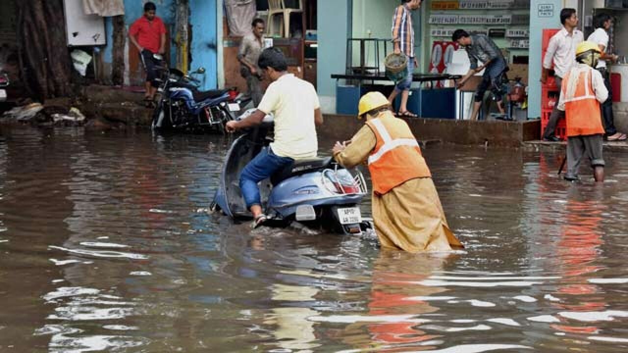 భారీ వర్షానికి ఇళ్లలోకి వరద నీరు