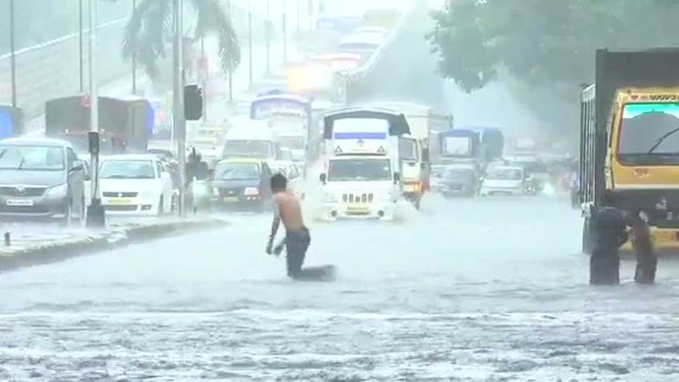 భారీ శబ్ధాలతో ఉరుములు, మెరుపులు.. నగరాన్ని ముంచెత్తిన భారీ వర్షం! భారీ శబ్ధాలతో ఉరుములు, మెరుపులు.. నగరాన్ని ముంచెత్తిన భారీ వర్షం!