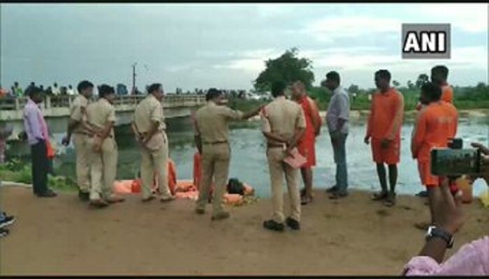 కారు కాలువలో పడిన ఘటనలో ఆరుగురు మృతి కారు కాలువలో పడిన ఘటనలో ఆరుగురు మృతి