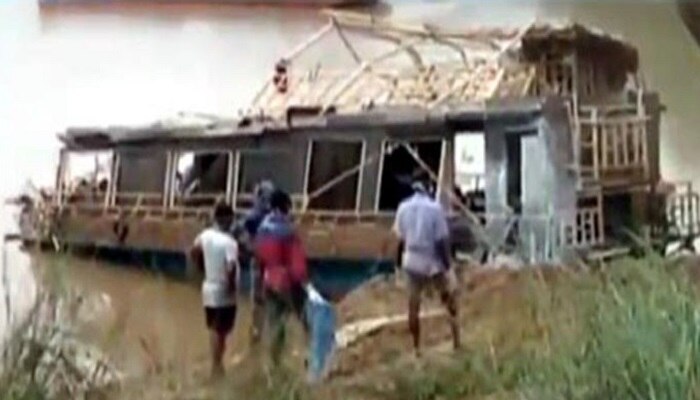 రాయల్ వశిష్ట బోటు వెలికితీత.. 8 మృతదేహాలు లభ్యం.. మరి ఆ నలుగురు ఏమయ్యారు ? రాయల్ వశిష్ట బోటు వెలికితీత.. 8 మృతదేహాలు లభ్యం.. మరి ఆ నలుగురు ఏమయ్యారు ?