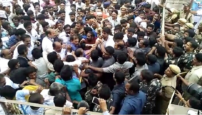 చంద్రబాబు దీక్షను అడ్డుకునే యత్నం, పరిస్థితి ఉద్రిక్తం చంద్రబాబు దీక్షను అడ్డుకునే యత్నం, పరిస్థితి ఉద్రిక్తం