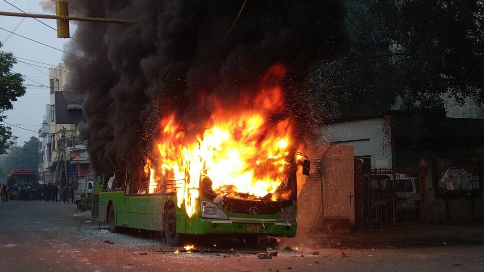 CAB protest in Delhi | పౌరసత్వ సవరణ బిల్లుపై భగ్గుమన్న నిరసనలు.. మూడు బస్సులకి నిప్పు.. స్పందించిన సీఎం