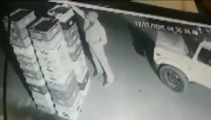 Policeman Seen Stealing Packets Of Milk In Noida పోలీస్ దొంగ