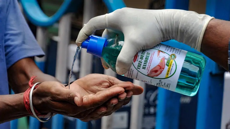 Tips To Use Sanitizer: శానిటైజర్ను ఎలా వాడాలో తెలుసా ? Tips To Use Sanitizer: శానిటైజర్ను ఎలా వాడాలో తెలుసా ?