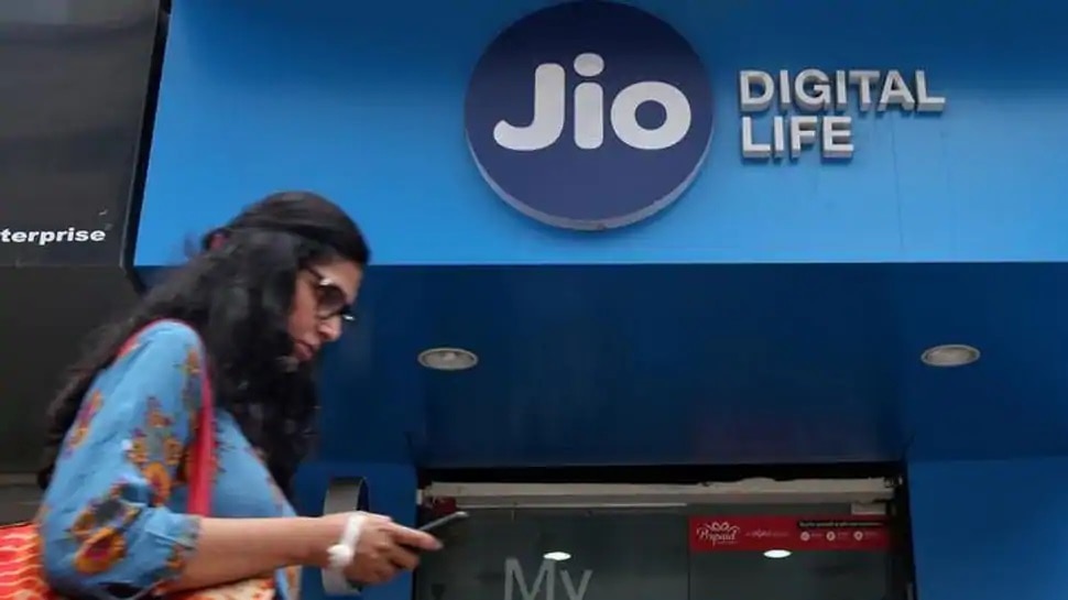 Jio- Google Deal: గూగుల్తో జియో భారీ డీల్ ? Jio- Google Deal: గూగుల్తో జియో భారీ డీల్ ?
