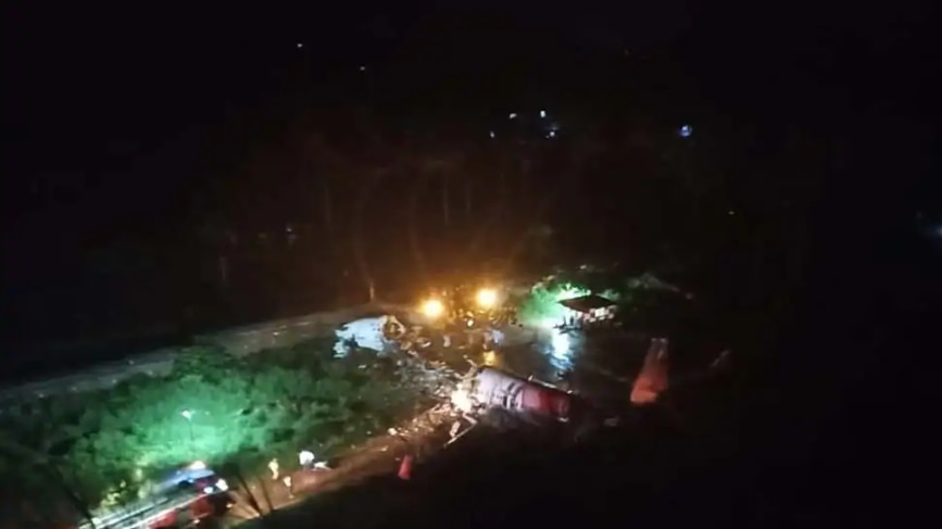 AI Flight crashed: కేరళలో విమాన ప్రమాదం.. రెండు ముక్కలైన విమానం AI Flight crashed: కేరళలో విమాన ప్రమాదం.. రెండు ముక్కలైన విమానం