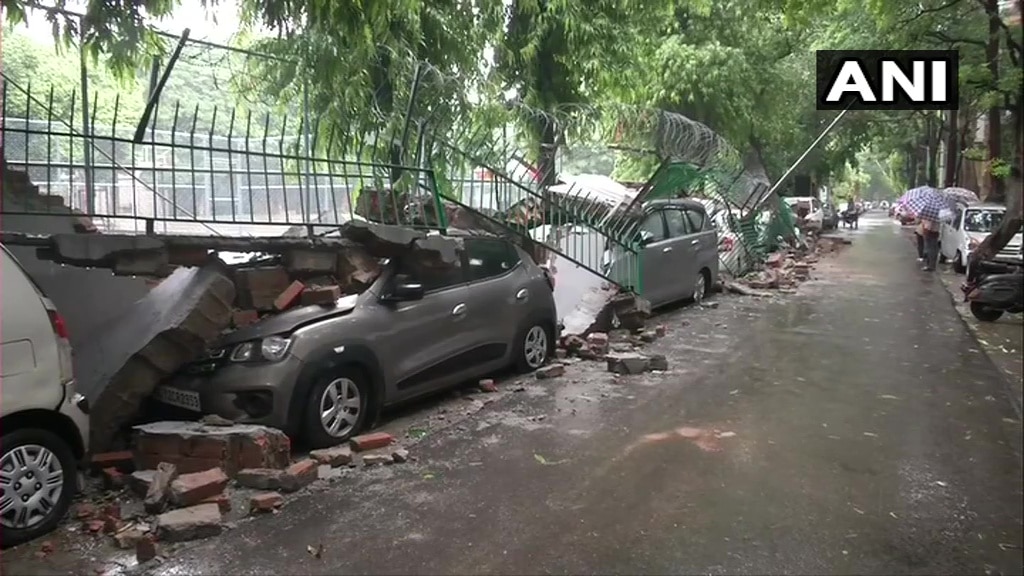 Delhi Rains: కూలిన గోడ చేసిన విధ్వంసం అంతా ఇంతా కాదుగా...