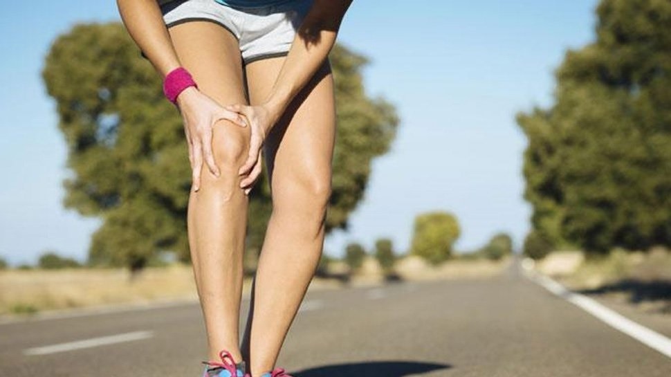 Remedies for Knee Pain: మోకాళ్ల నొప్పులు బాధిస్తున్నాయా.. ఇలా చేస్తే సరి Remedies for Knee Pain: మోకాళ్ల నొప్పులు బాధిస్తున్నాయా.. ఇలా చేస్తే సరి