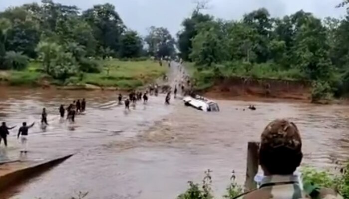 Chattisgarh Flood:కొట్టుకుపోయిన బస్సు, దూకి ప్రాణాలు దక్కించుకున్న సీఆర్పీఎఫ్ జవాన్లు Chattisgarh Flood:కొట్టుకుపోయిన బస్సు, దూకి ప్రాణాలు దక్కించుకున్న సీఆర్పీఎఫ్ జవాన్లు