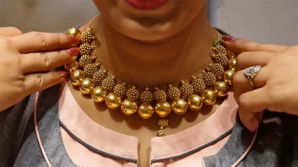 Gold Price Today: స్వల్పంగా పెరిగిన బంగారం ధరలు.. షాకిస్తున్న వెండి ధరలు