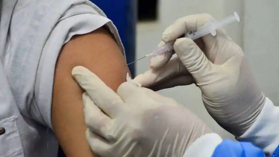 COVID-19 Vaccine: కరోనా టీకా తీసుకున్న వార్డ్ బాయ్ ఆకస్మిక మృతి