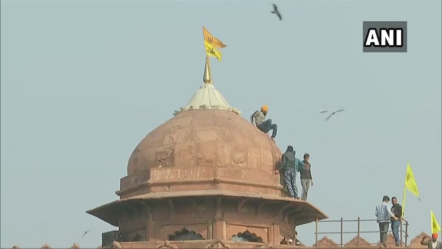 Khalistan Flag: Farmers Hoisted Khalsa flag at Red Fort in New Delhi ...