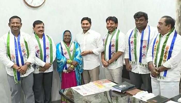 Ap Mlc Elections: సీఎం జగన్ చేతుల మీదుగా బీఫామ్ తీసుకున్న ఎమ్మెల్సీ అభ్యర్ధులు