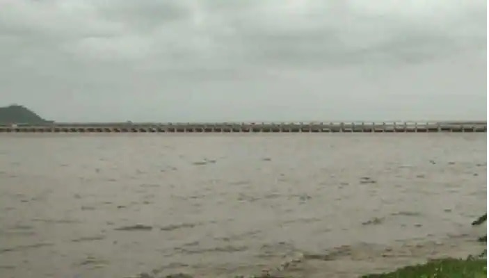 Krishna Flood Water: కృష్ణా, గోదావరి నదుల్లో పెరుగుతున్న వరద ప్రవాహం, దిగువకు నీటి విడుదల