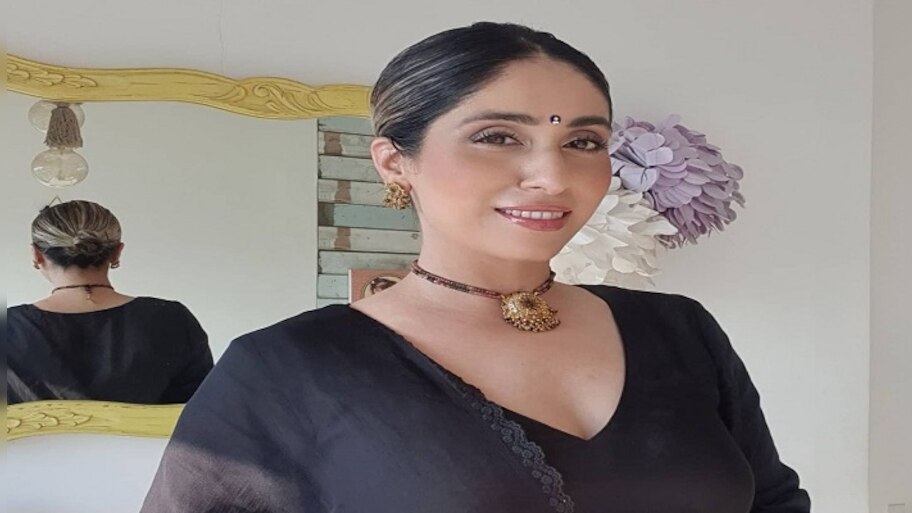 Bigg Boss OTT fame singer Neha Bhasin lashes out at trolls for their ...