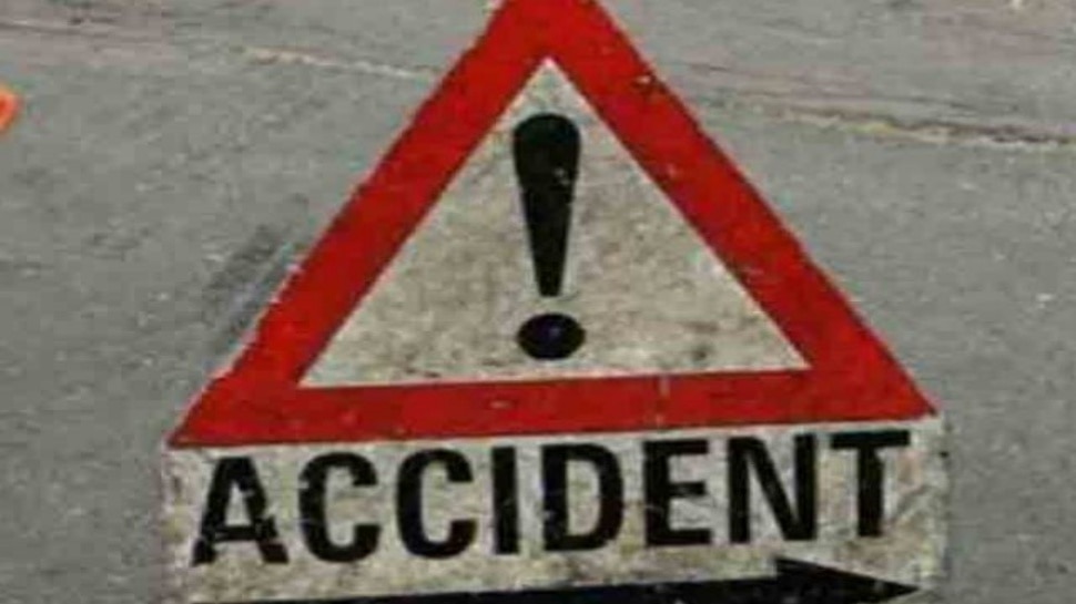 Road Accident: తూర్పుగోదావరి జిల్లాలో ఘోర రోడ్డు ప్రమాదం...నలుగురు యువకులు మృతి 