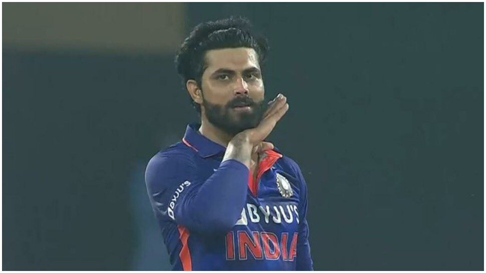 Ravindra Jadeja imitated Allu Arjun's Pushpa Move after taking Dinesh ...